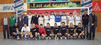 Endspielteilnehmer VfB Gaggenau 2001 (helles Trikot hinten) und TSV Loffenau zusammen mit den Verantwortlichen, Sponsor und Oberbürgermeister nach der Siegerehrung