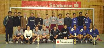 Die beiden Endspielmannschaften aus Ottenau und Loffenau mit Verantwortlichen des SV Michelbach und Vertretern der Sponsoren sowie Gaggenaus Bürgermeister Gerrit Große