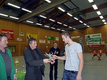 Torjäger Moritz Rieger vom SV Michelbach wird vom Stadtoberhaupt Christof Florus ausgezeichnet