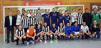 Die Finalteilnehmer aus Obertsrot und Rotenfels (gestreifte Trikots) zeigen alles, was Hallenfußball ausmacht