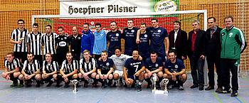Die Finalteilnehmer aus Obertsrot und Bad Rotenfels (gestreifte Trikots) zeigen alles, was Hallenfußball ausmacht