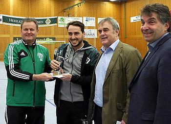 bester Spieler Sebastian Hertweck vom FV Bad Rotenfels wird vom SVM Vorsitzenden Reiner Rieger ausgezeichnet