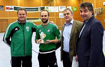 Bester Torwart Markus Nössner vom VfR Bischweier wird vom SVM Vorsitzenden Reiner Rieger ausgezeichnet