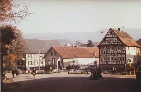 Blick auf den alten Michelbacher Lindenplatz mit dem Traubensaal in der Mitte, wo die SVM Tischtennismannschaft in den 50er Jahren ihre Spiele austrug.