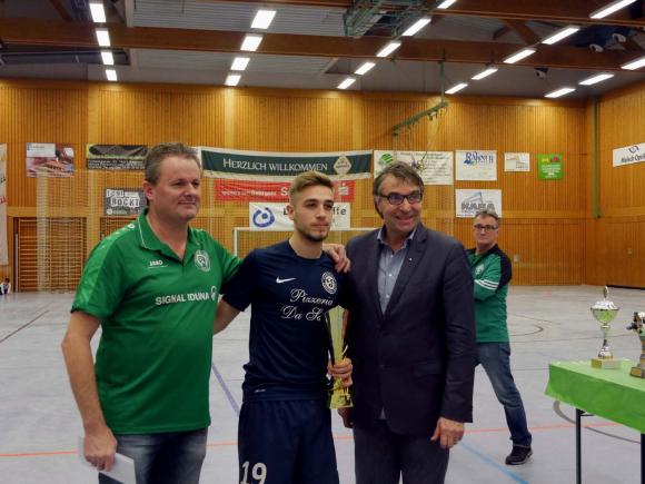 Torschützenkönig mit 10 Treffer Okan Eren vom FC Obertsrot in der Mitte zusammen mit OB Florus und SVM Vorsitzender Reiner Rieger 