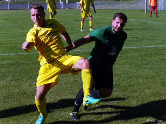 Leutrim Beqiraj rechts am Ball, mit einem Doppelpack erfolgreich