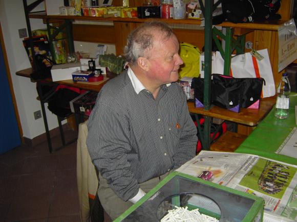 Seppl Kraft bei der Tombola beim SVM Hallenturnier