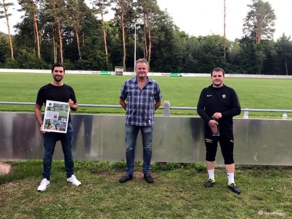 SVM Vorsitzender Reiner Rieger verabschiedet nach dem Training die beiden Spieler Serkan Öztemiz und Leutrim Beqiraj