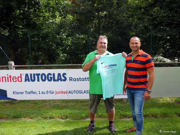 2. SVM Vorsitzender Kai Siebert (links) darf freudig das Trikot von Eduard Tarabrin entgegennehmen