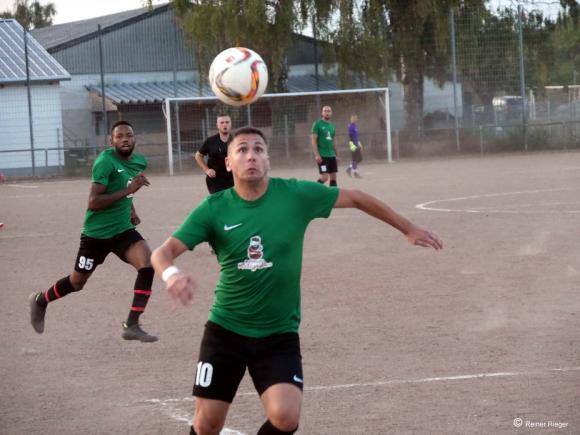 Valentin Mazreku mit Ball fest vor den Augen