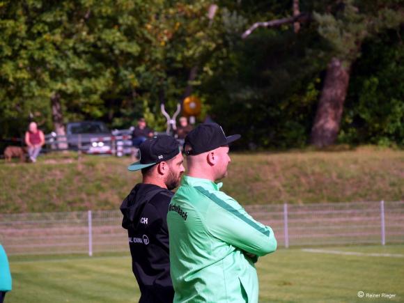 Die SVM Trainer Dennis Kleehammer und Damian Stebel suchen vergebens die Mannschaft aus Loffenau