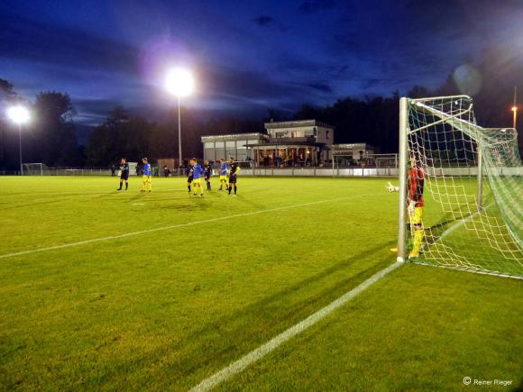 SVM Reserve verteidigt beim Flutlichtspiel die Tabellenspitze