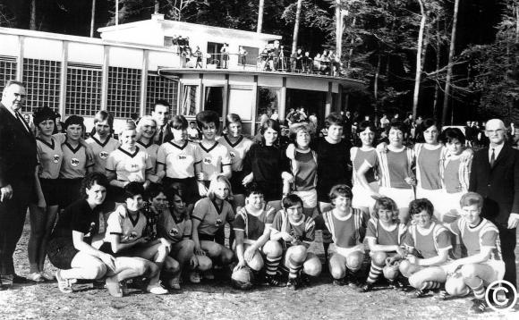 SVM Damen (rechts) mit ihrem Trainer Adi Diehm (rechts) auf dem Michelbacher Waldsportplatz zusammen mit der Damenmannschaft aus Worms im Herbst 1968