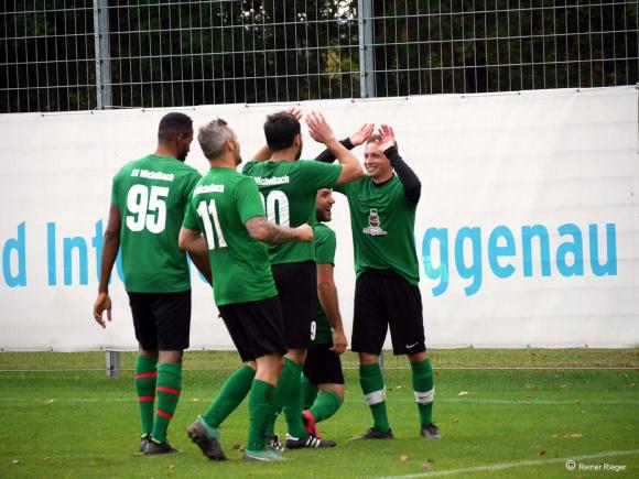 Kevin Schlindwein vom SV Michelbach lässt sich feiern