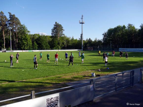 Fußballtraining und glückliche Gesichter der SVM Aktiven