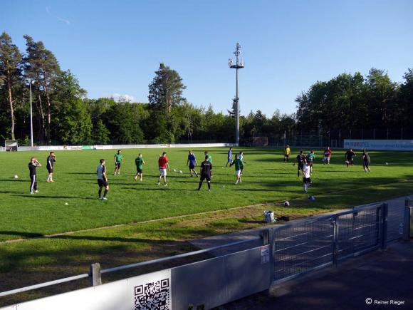 Fußballtraining und glückliche Gesichter der SVM Aktiven