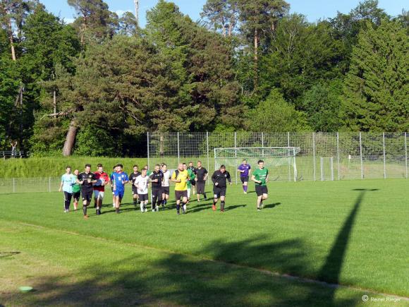 Fußballtraining und glückliche Gesichter der SVM Aktiven