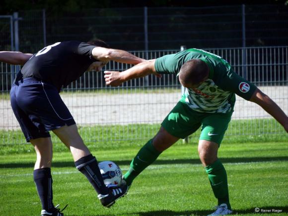 Die alten Herren vom SVM auch im Zweikampf gegen die SVM Reserve überlegen