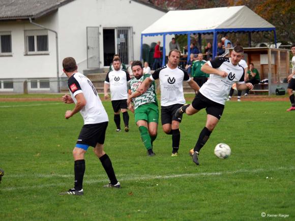 SVM Reserve um Kapitän Yakup Ergül (Mitte) mit Punkteteilung in Rauental 