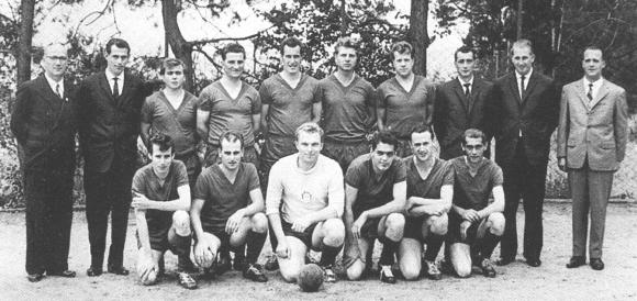 Meister 1. Mannschaft im Jahre 1961 H. Reihe v. links: Leopold Sänger, Albert Holfelder, Walter Rieger, Albert Laub, Karl Hirth, Harry Gröger, Rudolf Bastian, Engelhard Kraft, Rudolf Schmitt, Edmund Rieger V. Reihe v. links: Walter Sänger, Kurt Schiebenes, Fritz Gelbarth, Hans Wipfler, Karl Rieger, Siegfried Kraft