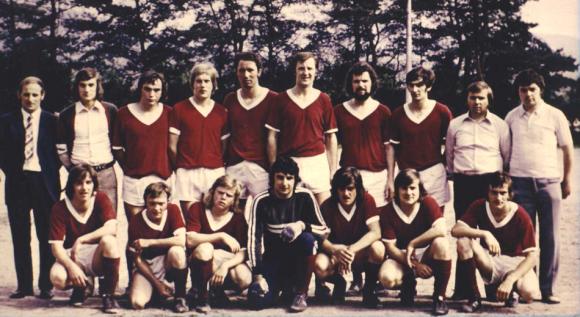 Meister 1. Mannschaft im Jahre 1973 H. Reihe v. links: 1. Vorsitzender Kurt Schiebenes, Armin Höb, Günter Schiebenes, Peter Rieger, Alfred Schmitt, Milenko Schwetz, Trainer Bernd Hurrle, Helmut Kraft, Walter Rieger, Josef Kraft V. Reihe v. links: Heiner Wurst, Erich Traub, Wolfgang Dürr, Wolfgang Gerst, Karl Heitz, Willi Heitz, Bernd Weber