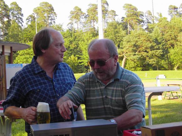 Walter Rieger zusammen mit Robert Geisel beim feiern auf dem Michelbacher Sportplatz 