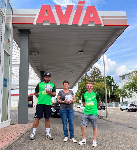 Dennis Kleehammer, Cindy Hinz und Sebastian Hoppler bei der Spielballübergabe