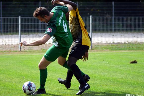 SVM um Sandro Schnepf im MURGTEL-Stadion nach guter Leistung mit Heimsieg