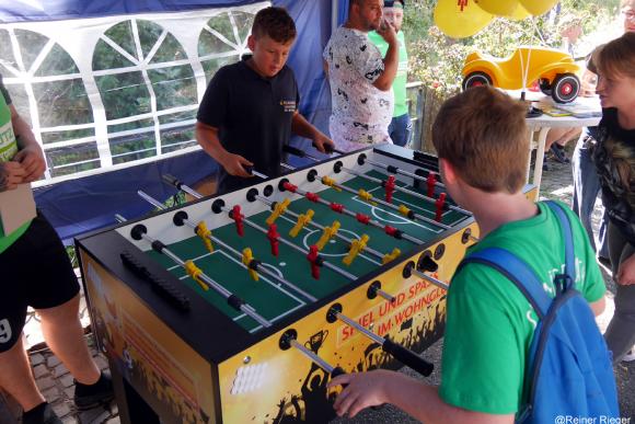 Kinder beim Spielen auf dem Dorffest