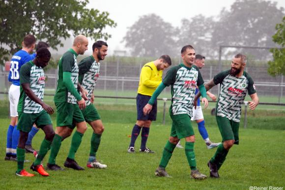 SV Michelbach um Vierfachschützen Valentin Mazreku (2.v.R.) nach klasse Spiel beim Tabellennachbarn Steinmauern siegreich