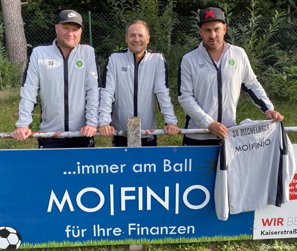 Martin Oehler von MOFINO (in der Mitte) sponsert die Aktiven mit Trainingsanzügen 
