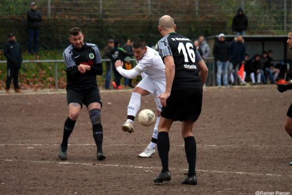 SVM Defensive um  Sandro Schnepf und Adam Stefaniak nach gutem Spiel mit gerechter Punkteteilung