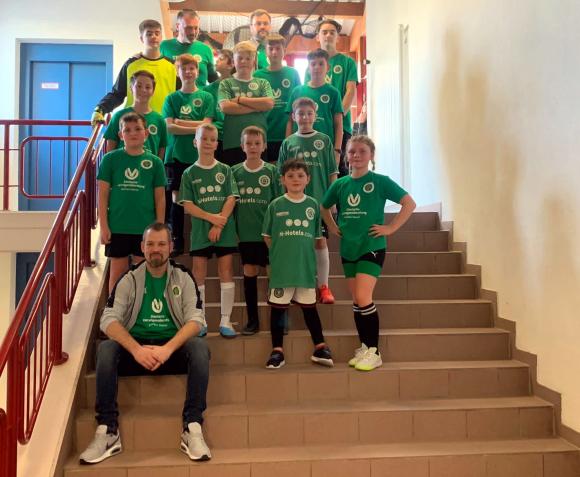 Die Jüngsten SVM-Kids mit Trainer vor dem Einlagespiel untereinander