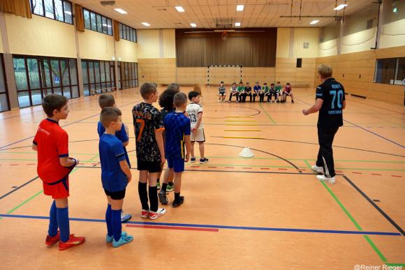 Ur-Michelbacher Wilfried Kraft von der TSG Hoffenheim bei der Arbeit mit den begeisterten SVM-Freizeitkids  