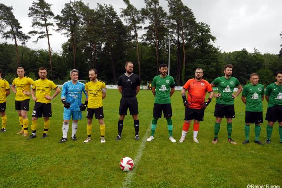 SV Michelbach verabschiedend gebührend seine beiden Trainer Damian Stebel und Salem Saiah