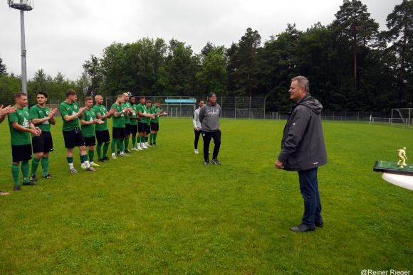 SV Michelbach verabschiedet gebührend seine beiden Trainer Damian Stebel und Salem Saiah