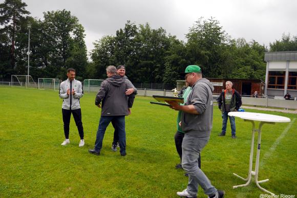 SV Michelbach verabschiedet gebührend seine beiden Trainer Damian Stebel und Salem Saiah