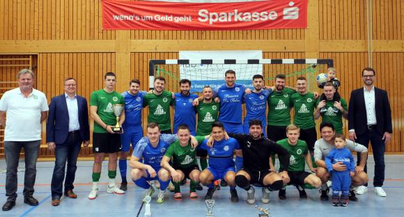 Die Finalteilnehmer aus Obertsrot und Michelbach, bester Spieler, bester Torwart bzw. der Torschützenkönig mit den Turnierverantwortlichen und Sponsoren
