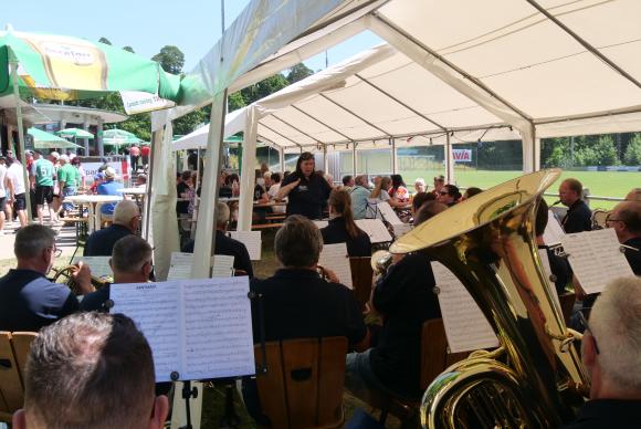 Musikverein spielt im Festzelt zum Frühschoppen