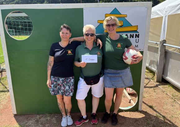 Siegerteam von den Doowall-Hexe haben die Torwand verzaubert