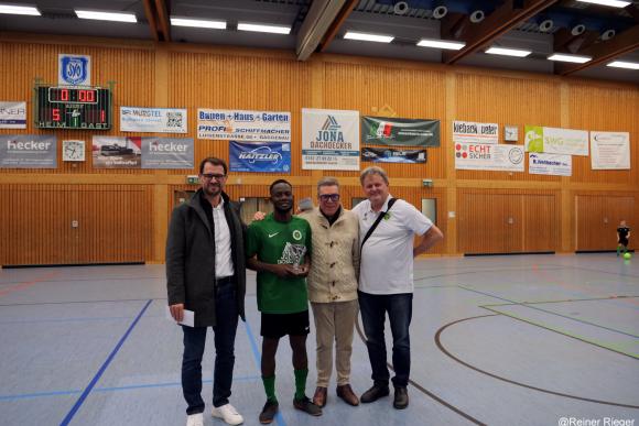 Auszeichnung bester Spieler Ibrahima Kourouma vom SV Michelbach