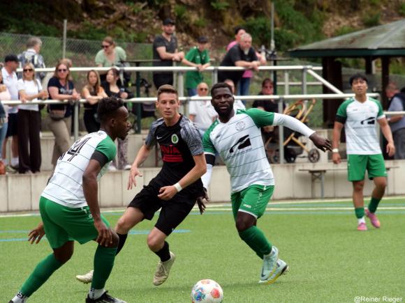 David Draganovic ebent in der Nachspielzeit mit seinem Treffer den knappen Auswärtssieg