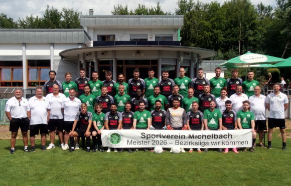 SVM Aktiven mit Trainer und Verantwortlichen beim Trainingsstart